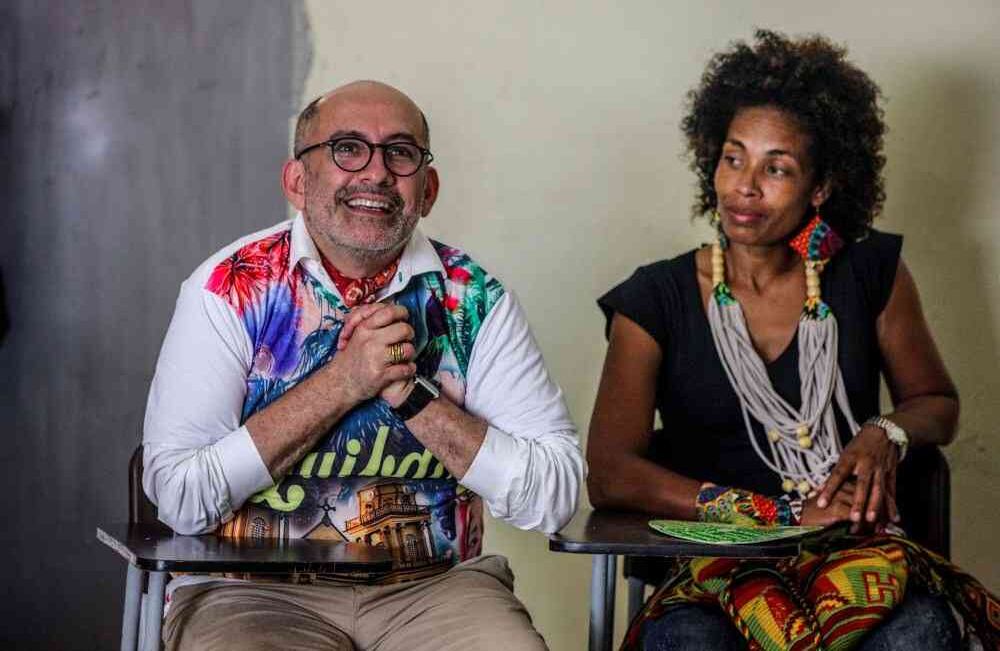 Diego Guarnizo (izq) habla el jueves 17 de noviembre de 2016, en Quibdó, Chocó, durante el taller Costura y Moda, en el marco del II Festival Detonante 2016. Foto: Carlos Julio Martínez / SEMANA