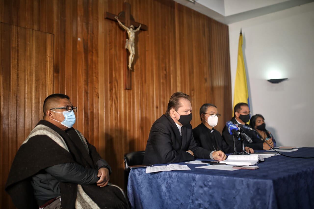 De izquierda a derecha: Germán Valencia, representante de la Onic; Hugo Alberto Torres Marín, obispo de Apartadó; Luis José Rueda Aparicio, arzobispo de Bogotá; Juan Carlos Barreto, obispo de Quibdó, y Amelicia Santa Cruz, de la OIA