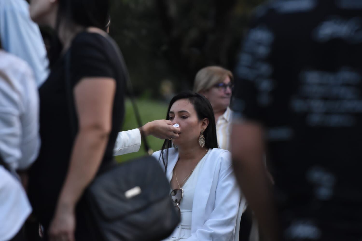 Honras Fúnebres Darío Gómez, familiares en el cementerio Campos de Paz