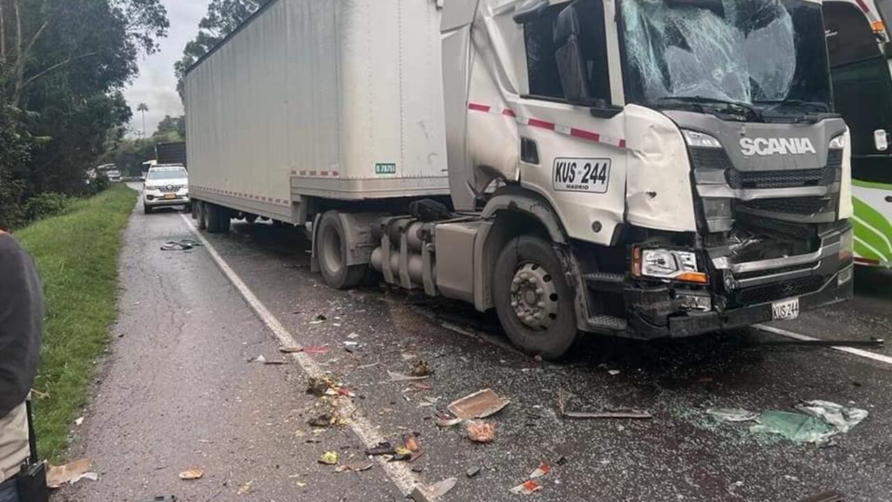El camión no logró esquivar el bus y lo chocó en la parte trasera, provocando que rodara por el abismo.