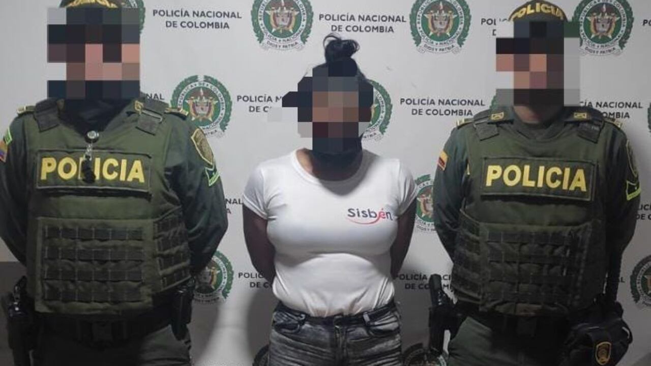 La mujer portaba prendas marcadas con la palabra "Sisben" simulando ser de la entidad para robar datos personales.