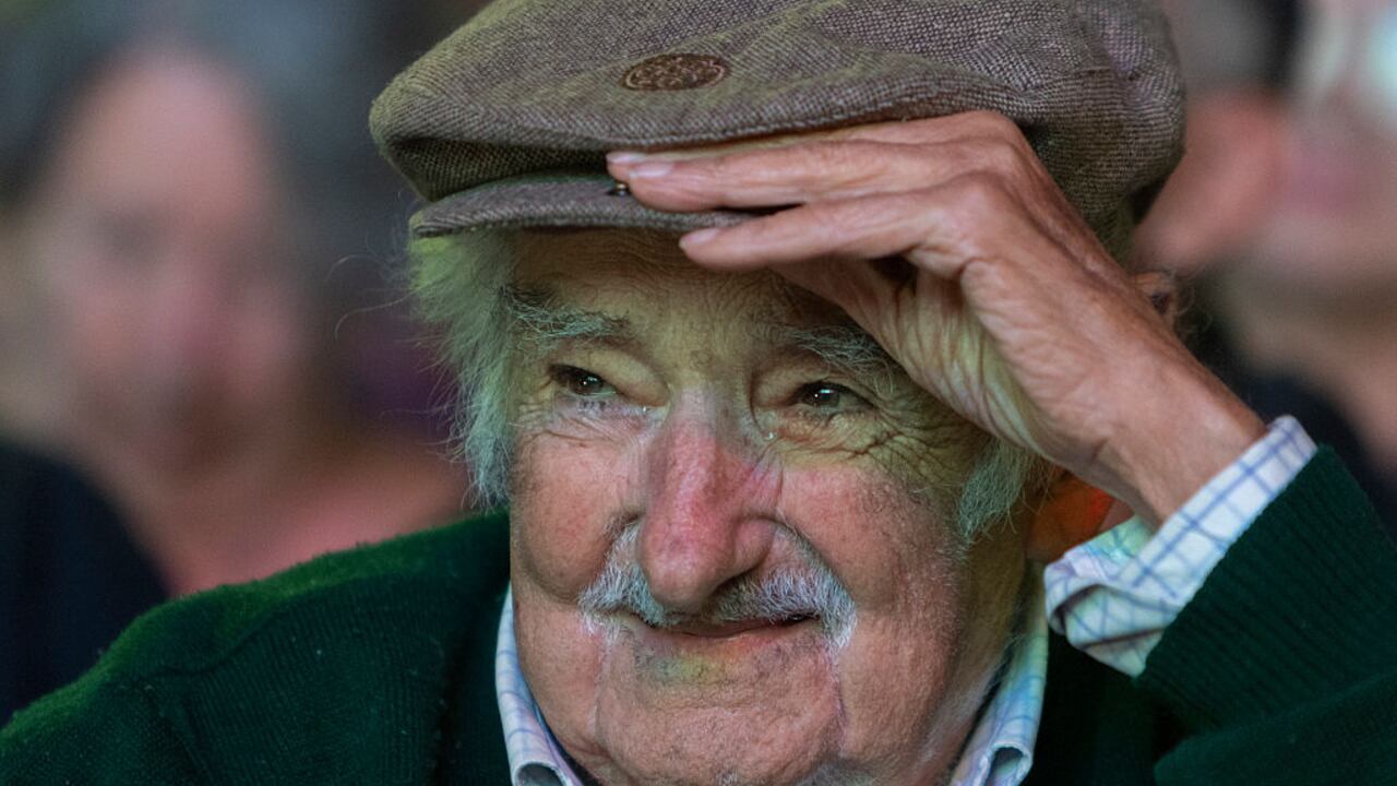El expresidente de Uruguay José Mujica hace un gesto después de recibir un homenaje durante el 54º aniversario de la coalición política del Frente Amplio el 26 de marzo de 2025 en Montevideo, Uruguay. (Foto de Ernesto Ryan/Getty Images)