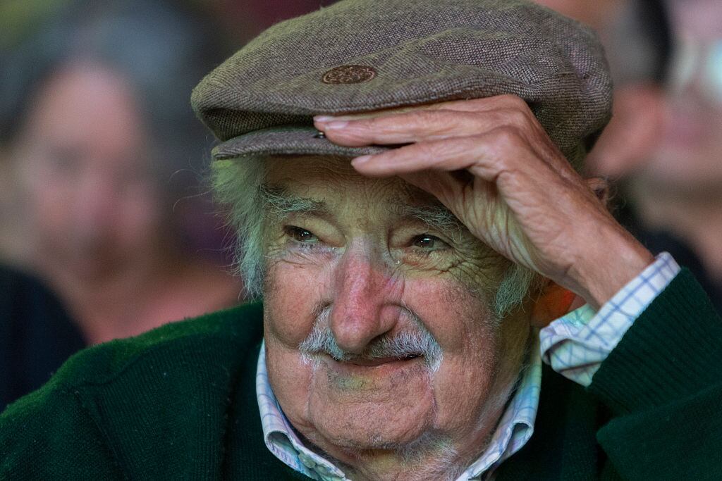 El expresidente de Uruguay José Mujica hace un gesto después de recibir un homenaje durante el 54º aniversario de la coalición política del Frente Amplio el 26 de marzo de 2025 en Montevideo, Uruguay. (Foto de Ernesto Ryan/Getty Images)
