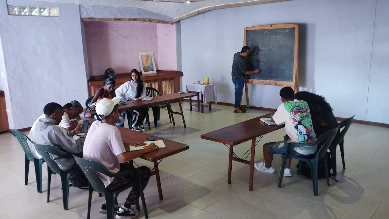 Los jóvenes que ingresan al programa tienen la posibilidad de terminar el colegio o cursar carreras técnicas en entidades como el Sena.