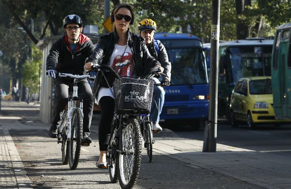 El servicio de transporte está a cargo de taxis, buses y busetas con excepción de aquellos que tienen 'pico y placa'. Además, están lo 1290 articulados de Transmilenio y 83 rutas alimentadoras del sistema.