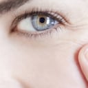 Las arrugas más comunes en los 40 años se presentan en la frente, entrecejo y patas de gallo. Foto: Getty images.