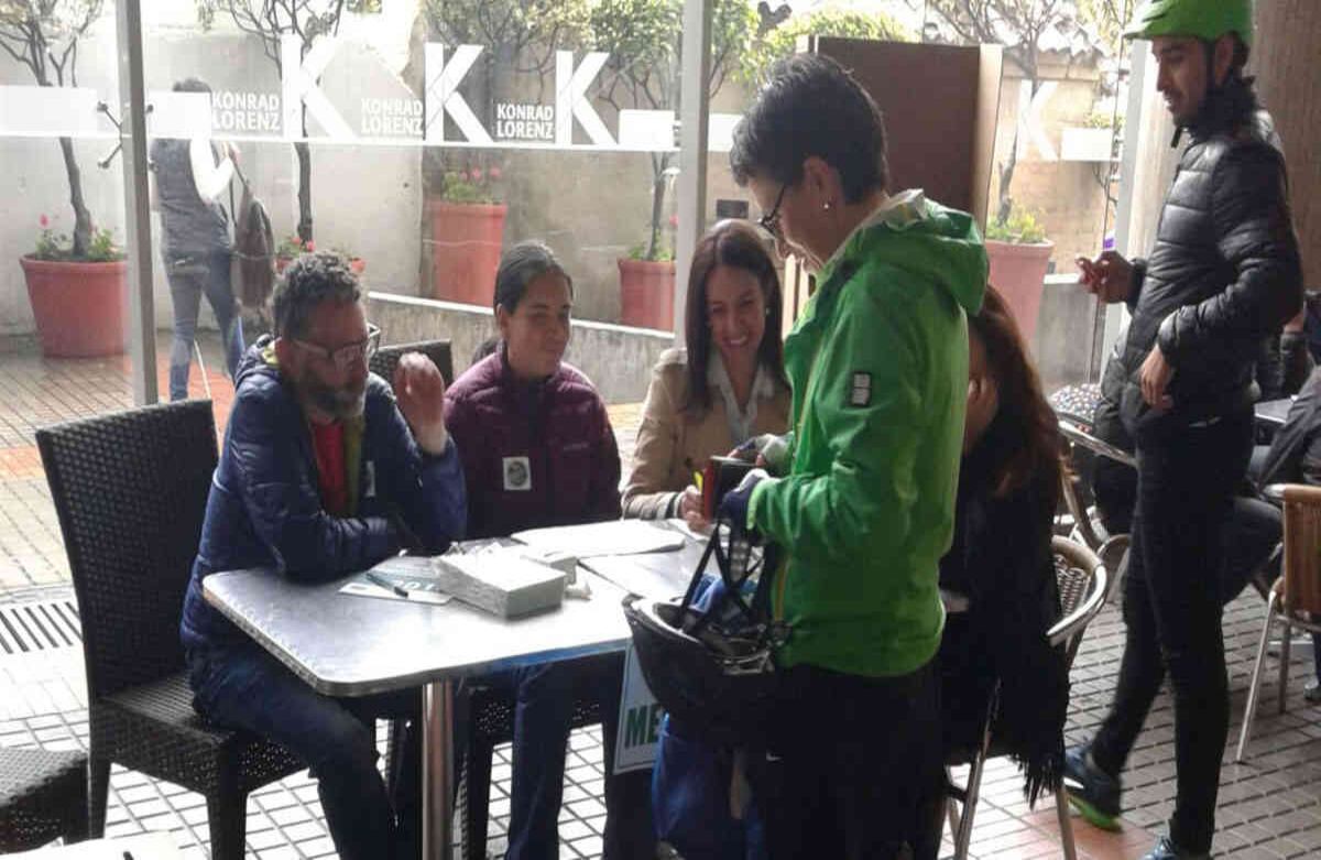 Claudia López, una de las abanderadas del Sí, votó en Chapinero (Bogotá). Foto: José Vicente Guzmán / SEMANA.