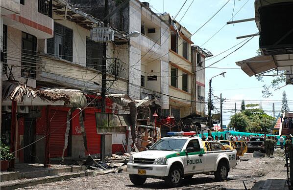 Decenas de edificaciones fueron afectadas por la onda expansiva, entre ellas el Centro Administrativo Distrital, la sede de la Fiscalía y varios locales comerciales. 