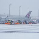 Los aviones se ven como congelados debido a las nevadas. El aeropuerto tuvo que cerrar.