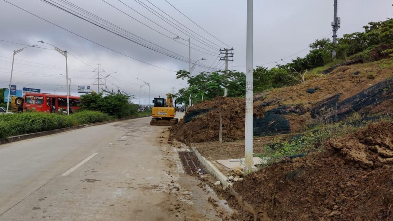Maquinaria trabaja en la zona de Miramar para recoger tierra del deslizamiento