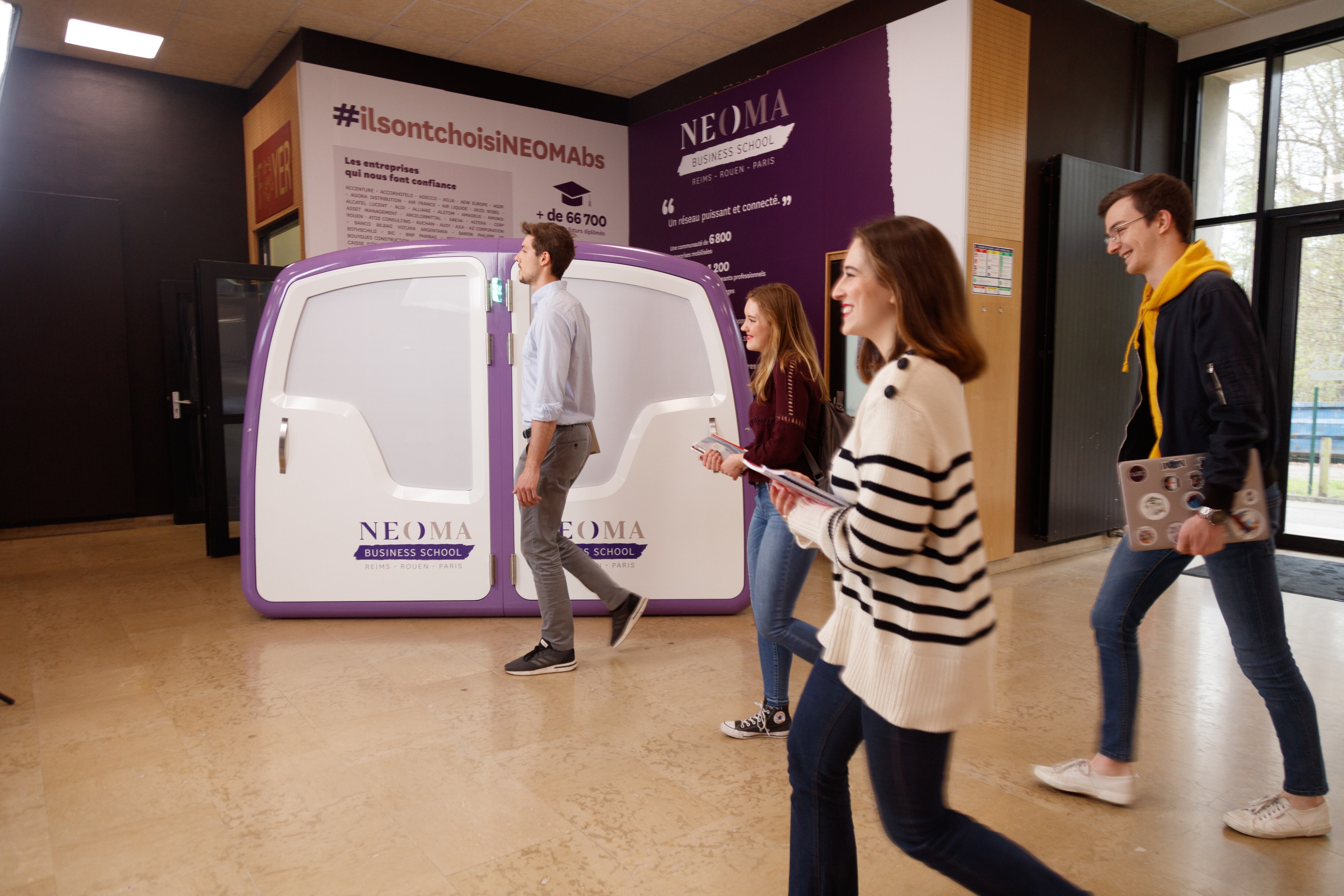 En la actualidad, la escuela tiene 9.000 estudiantes de cien nacionalidades, y más de 68.700 egresados de sus tres campus en Reims, Rouen y París.