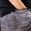 Los hombres tienen la mala costumbre o la manía de rascarse los testículos en público.