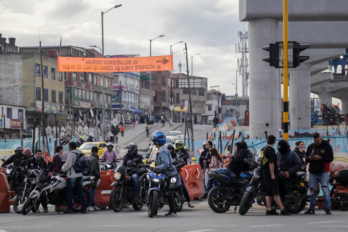 Bogotá, Octubre 30 de 2025. En inmediaciones del Portal Américas, integrantes del gremio de moteros realizan bloqueos intermitentes sobre la Avenida Ciudad de Cali con Avenida Villavicencio, en protesta por las restricciones impuestas por la Alcaldía de Bogotá con motivo de la celebración de Halloween.