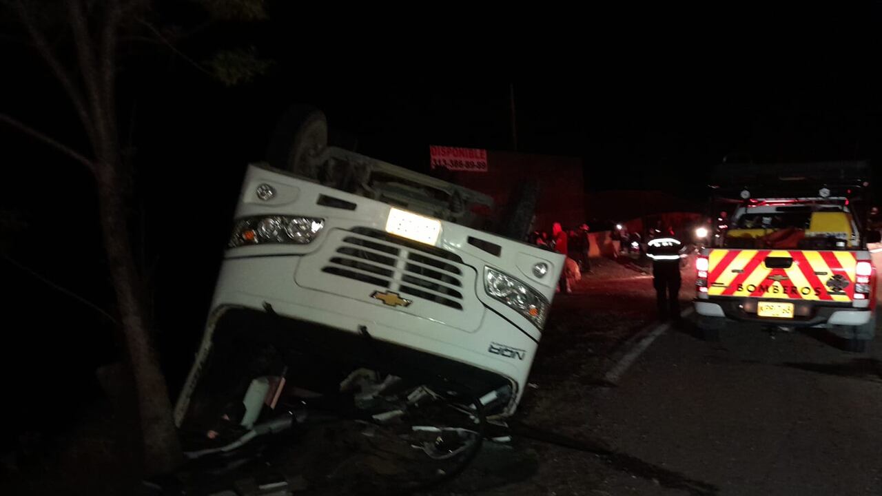 En horas de la noche se presentó un accidente de tránsito en la vía Zipaquirá - Pacho. Foto{. Bomberos de Cundinamarca