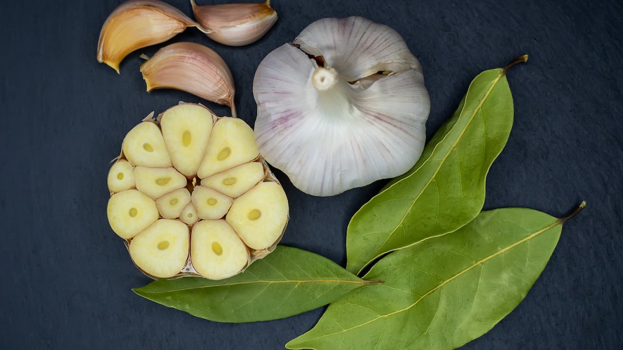 La creación de amuletos como el de ajo y laurel se presenta como una práctica que trasciende el tiempo.