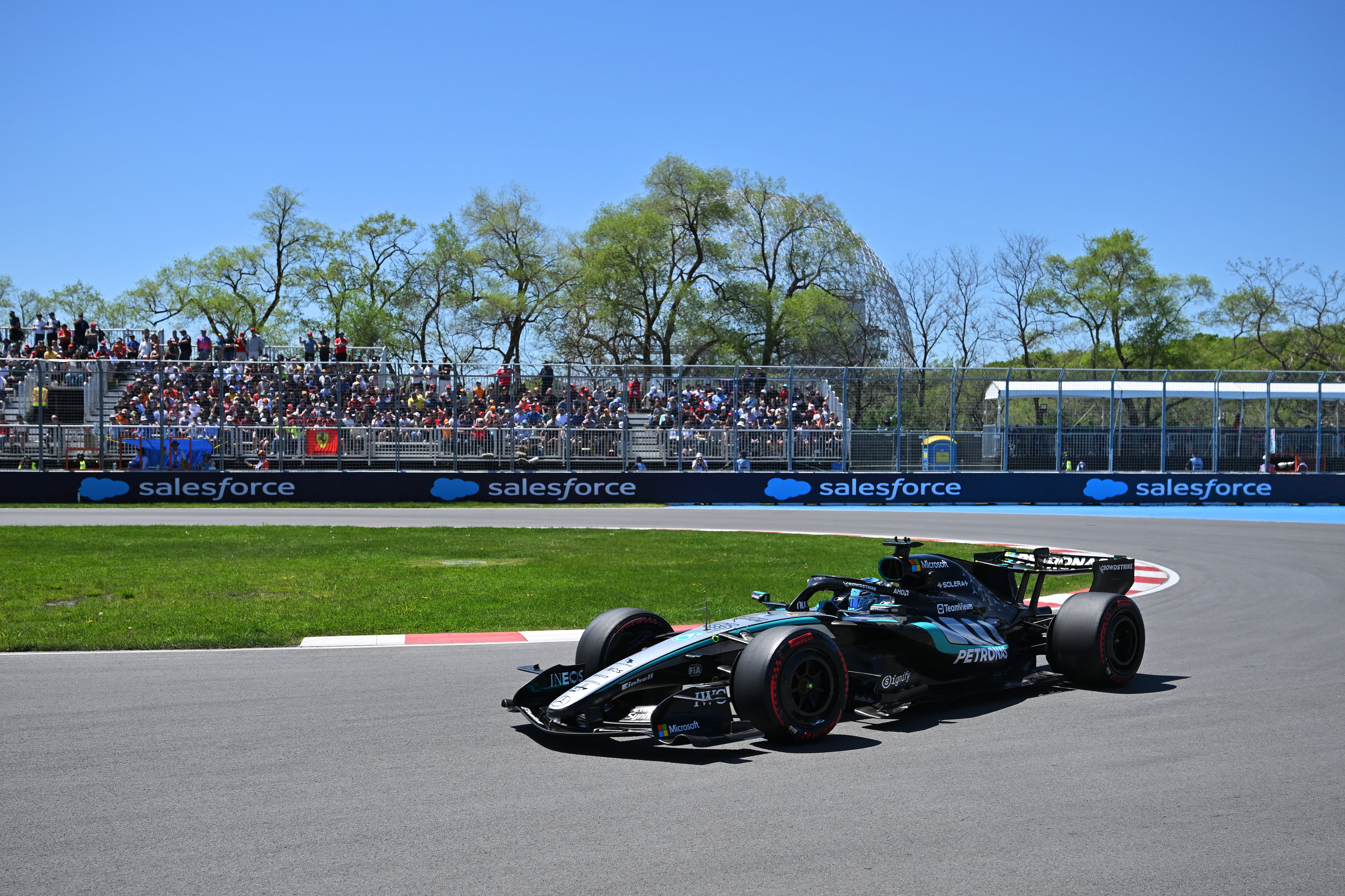 George Russell de Gran Bretaña conduciendo el (63) Mercedes AMG Petronas F1 Team W17 en pista durante los entrenamientos previos al Gran Premio de Canadá de F1 en el Circuito Gilles-Villeneuve el 22 de mayo de 2026 en Montreal, Quebec.