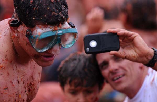 Foto para la posteridad. La tomatina, algo desconocido en el país. 