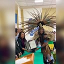 Hombre acudo a su graduación con traje típico prehispánico