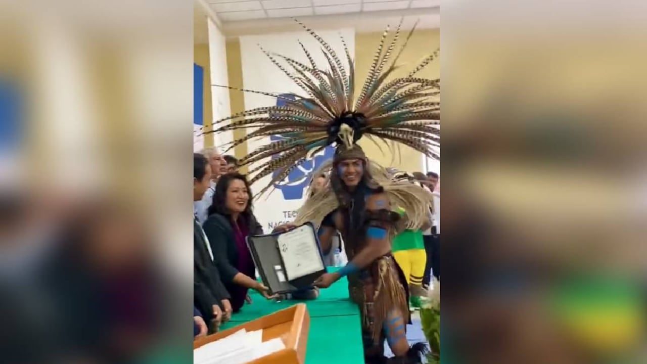 Hombre acudo a su graduación con traje típico prehispánico