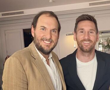El futbolista argentino Lionel Messi junto al actor colombiano Andrés Parra.