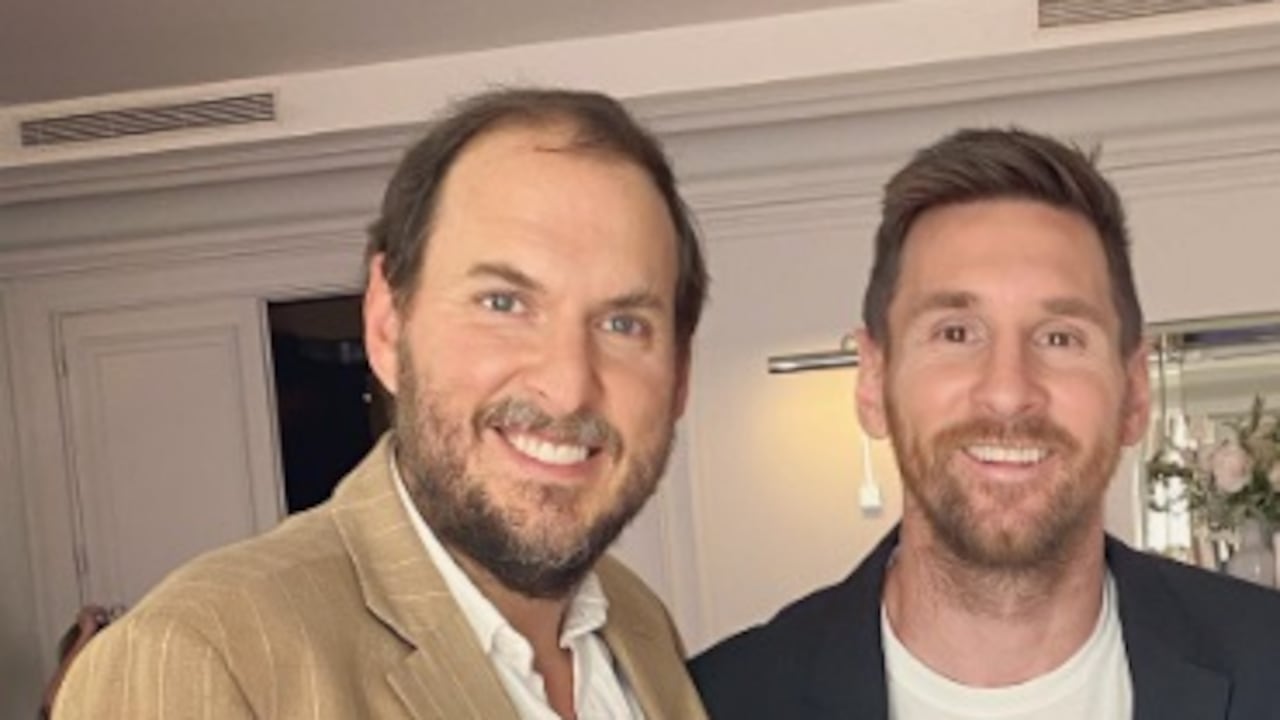 El futbolista argentino Lionel Messi junto al actor colombiano Andrés Parra.