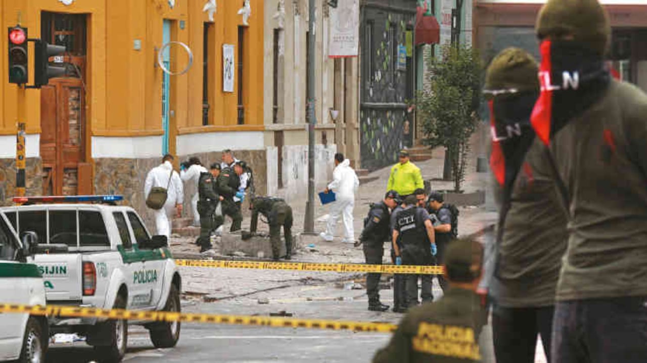 La bomba en el barrio La Macarena dejó 26 policías y 4 civiles heridos. Fue el último de los 30 ataques con explosivos que ha sufrido la capital desde 2015. De acuerdo con las investigaciones han sido perpetrados por milicias del ELN.