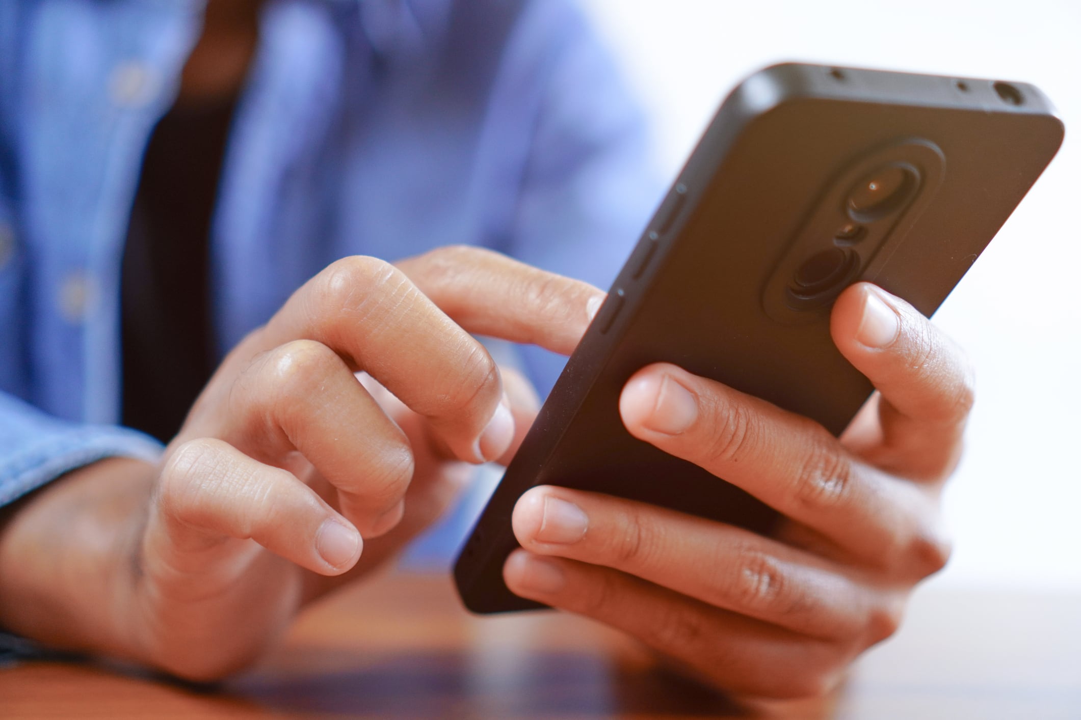 Un chat con historial y archivos antiguos en WhatsApp puede dejar sin espacio al teléfono.