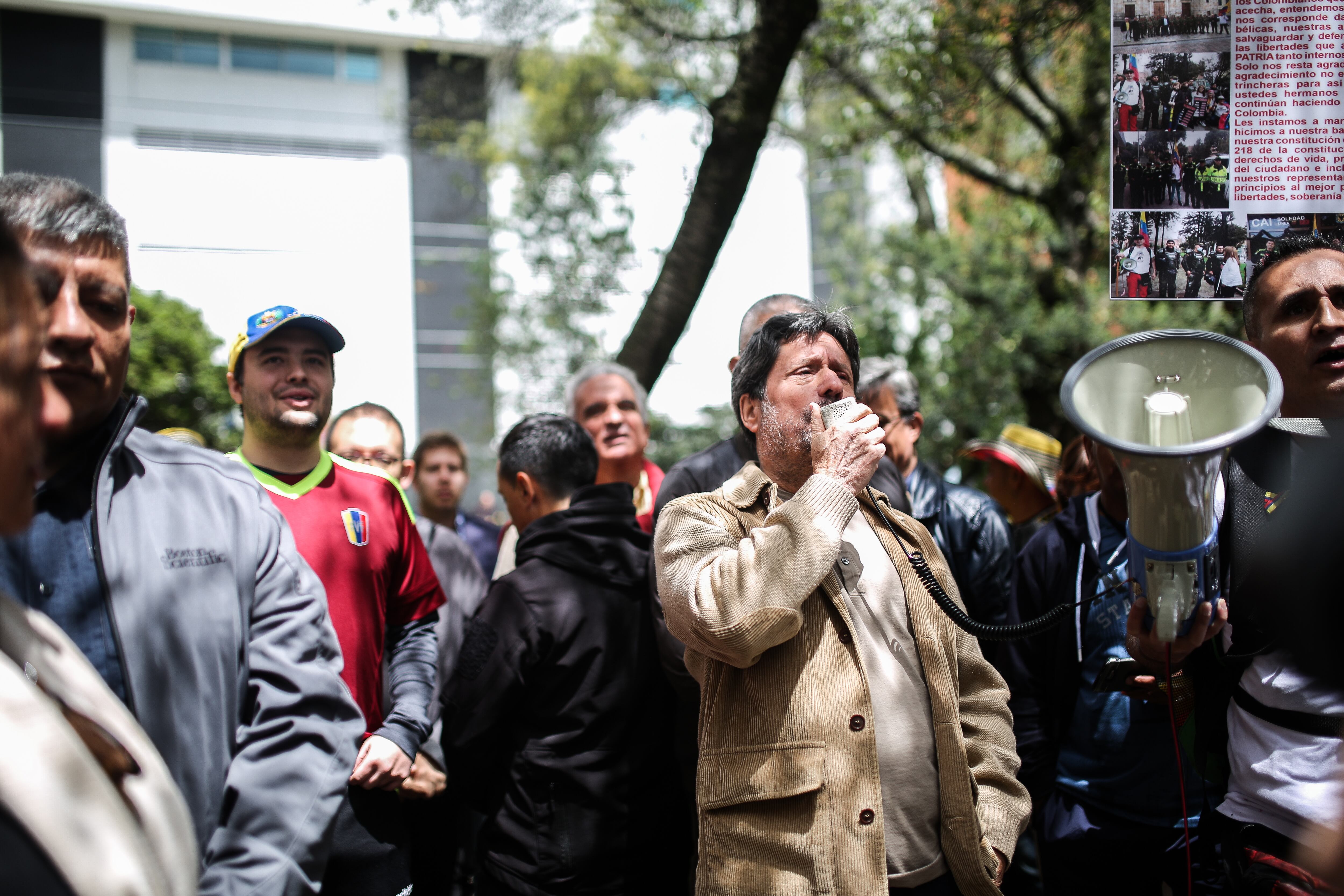 Consulado de Venezuela 
Plantón en contra de Nicolas Maduro por el fraude en las elecciones presidenciales              Francisco (pacho) Santos