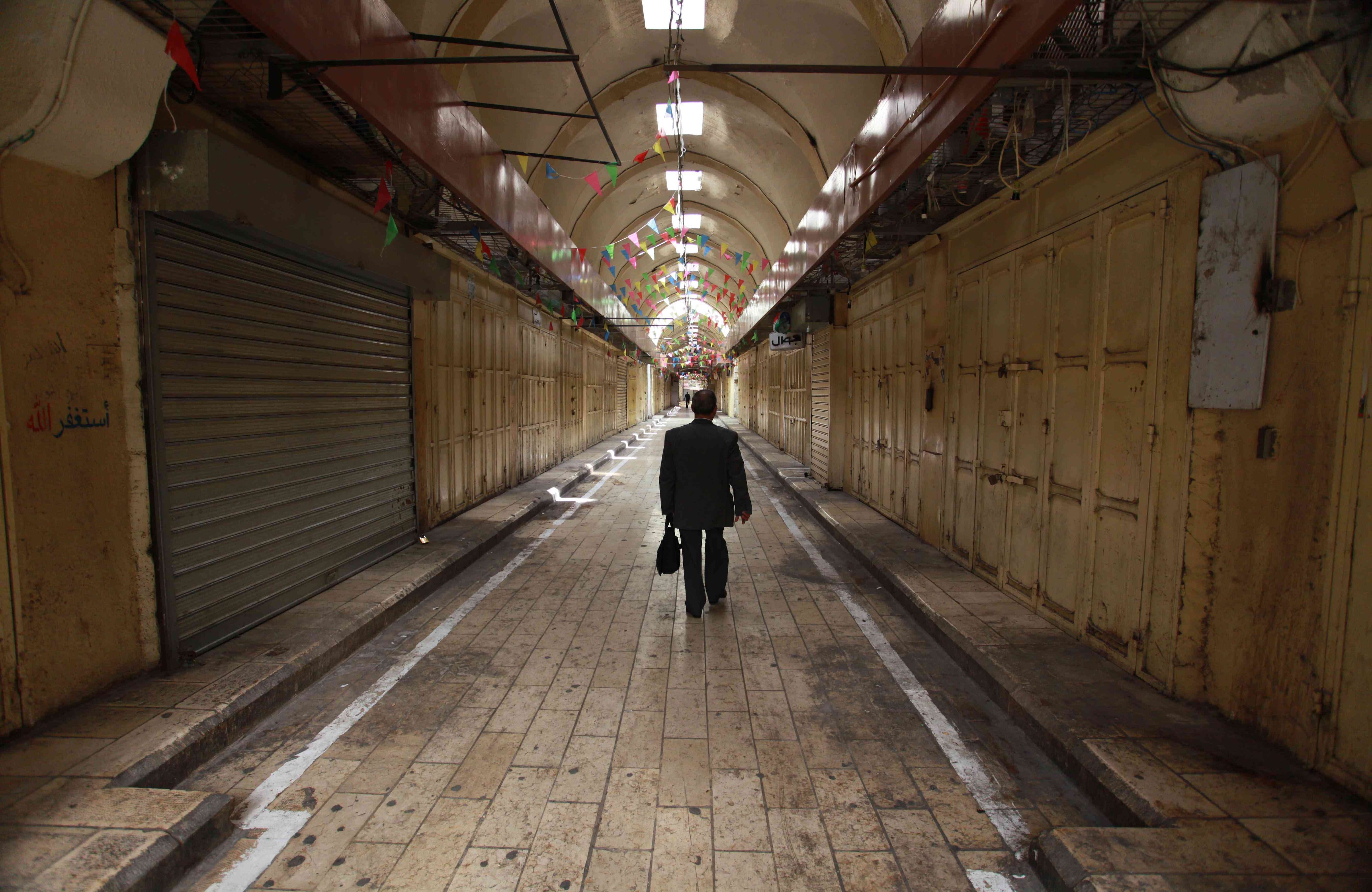 Nablus es una de las ciudades palestinas más importantes del norte de Cisjordania. Desde que comenzaron las protestas en la Franja de Gaza, los empleados, las universidades y el comercio de toda la costa oeste, incluida Nablus, declararon un paro general en respuesta a los ataques del ejército israelí en Gaza. Sus mercados aparecían desiertos.  Nedal Eshtayah/ Anadolu