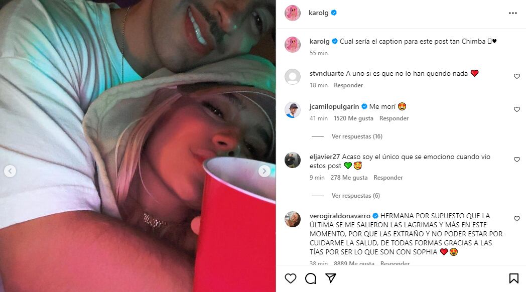 Fotografía en la que aparecen Karol G y Feid abrazados muy cariñosamente.