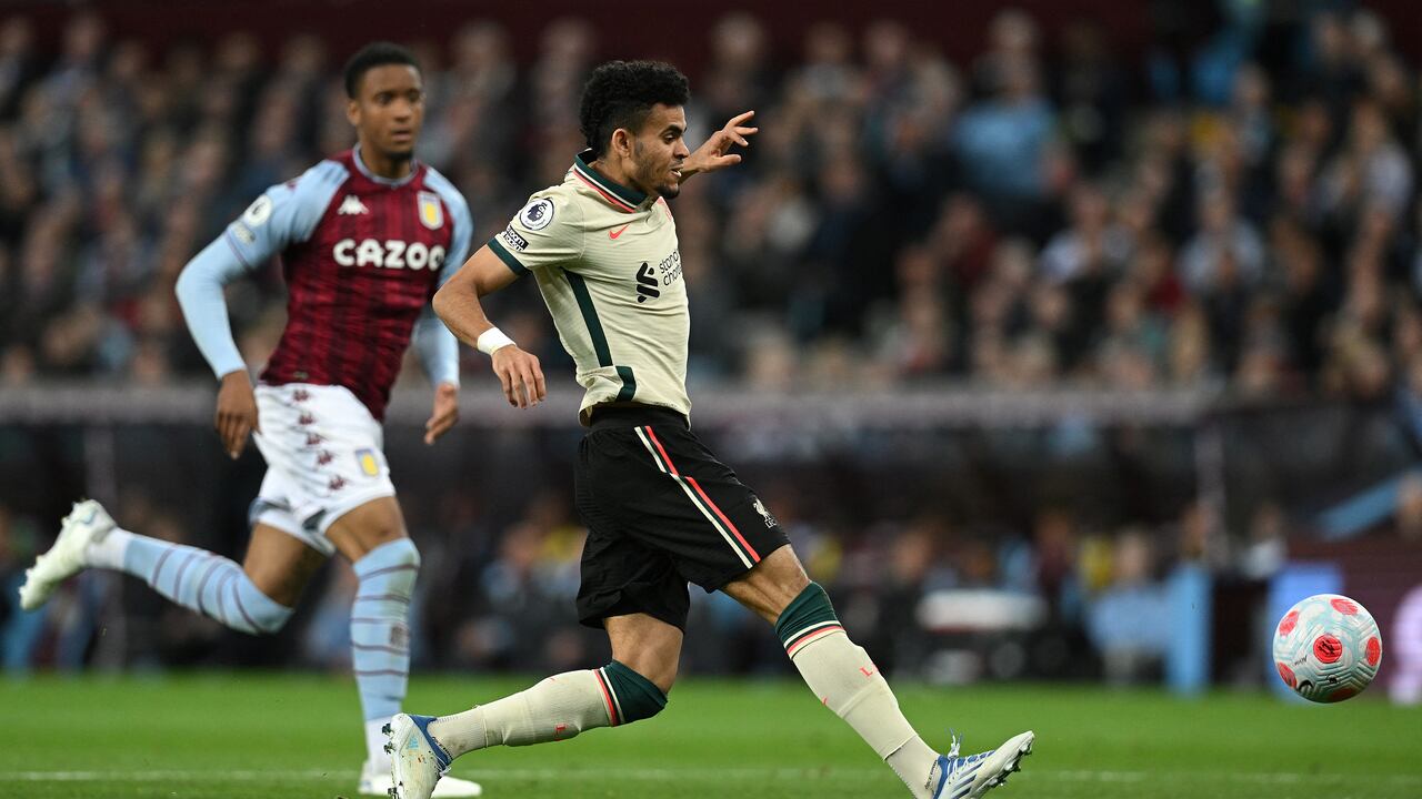 Un hincha se molestó con Luis Díaz por hace una jugada de lujo antes del partido contra el Aston Villa