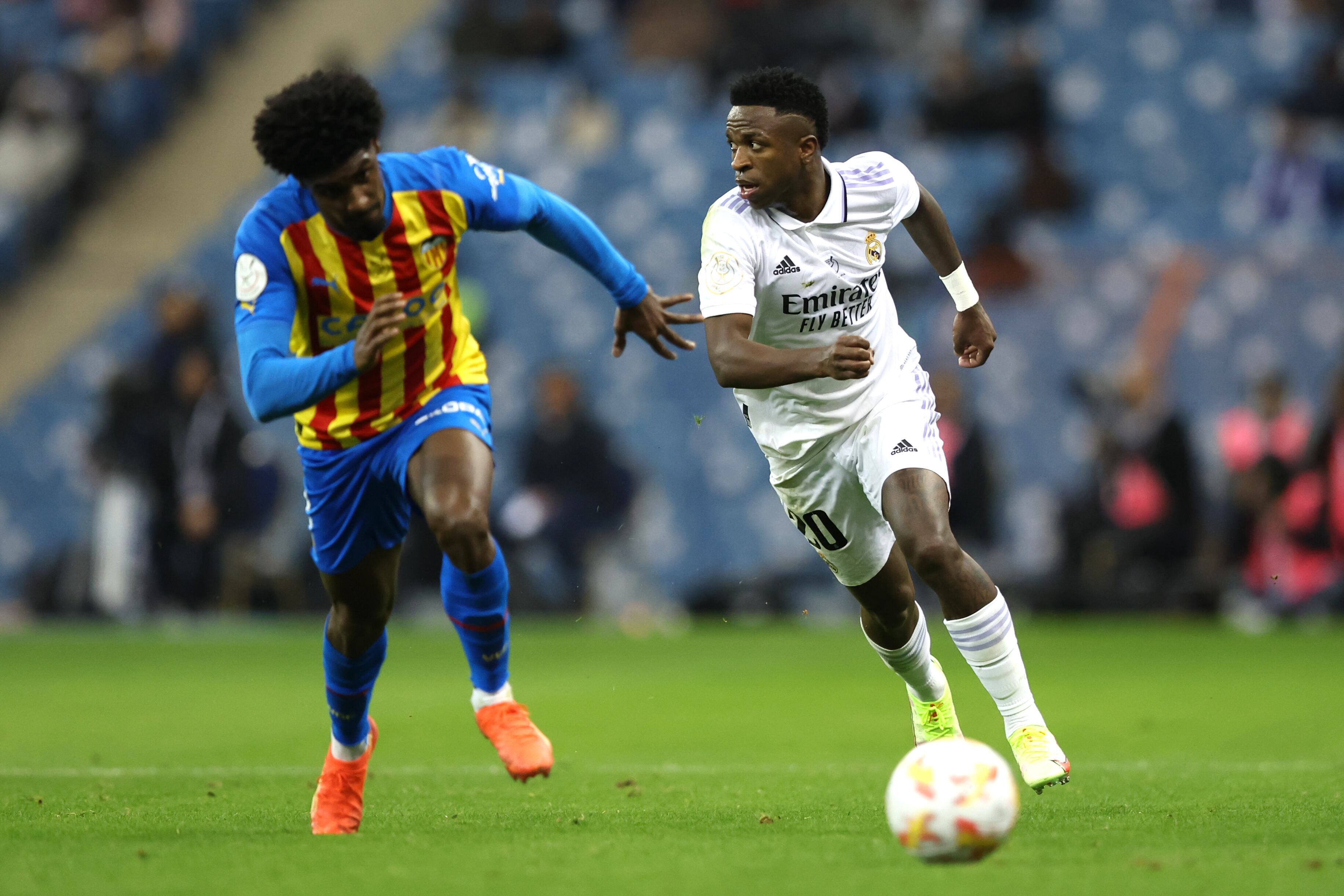 Vinicuis Junior peleando un balón con un rival del Valencia.