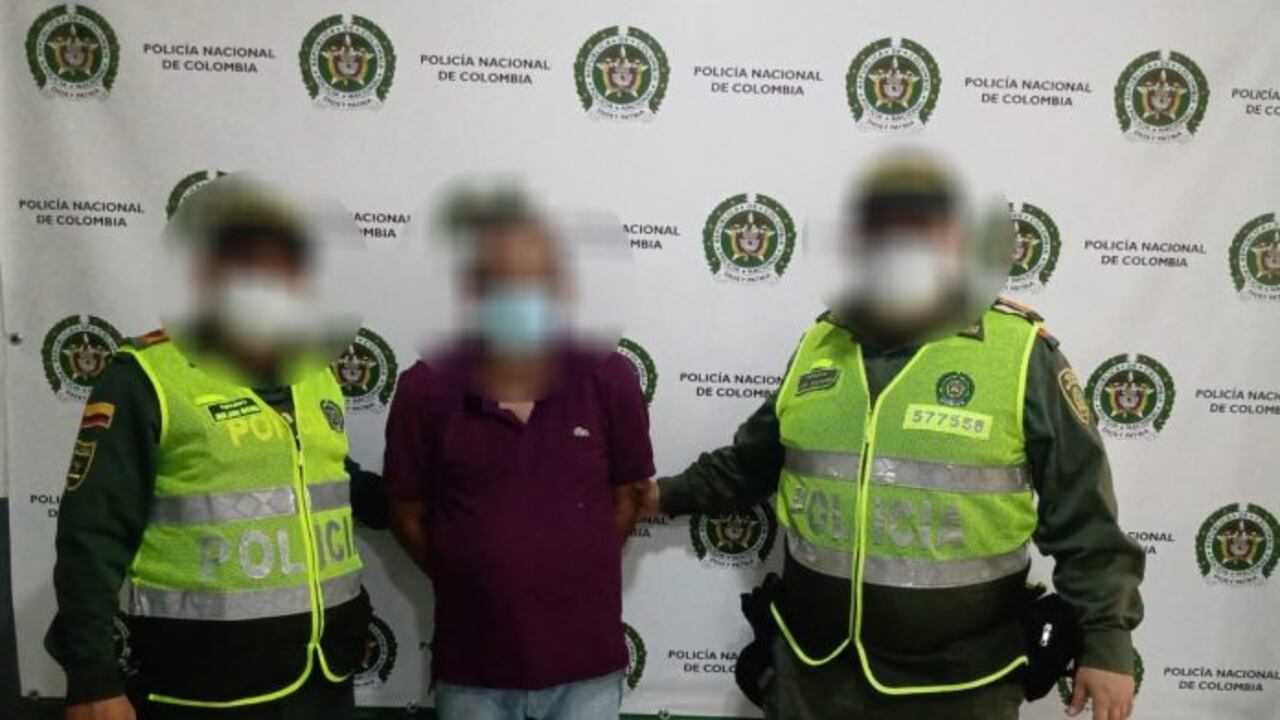 Hombre fue sorprendido por la policía tocando las partes íntimas de un dolescente.