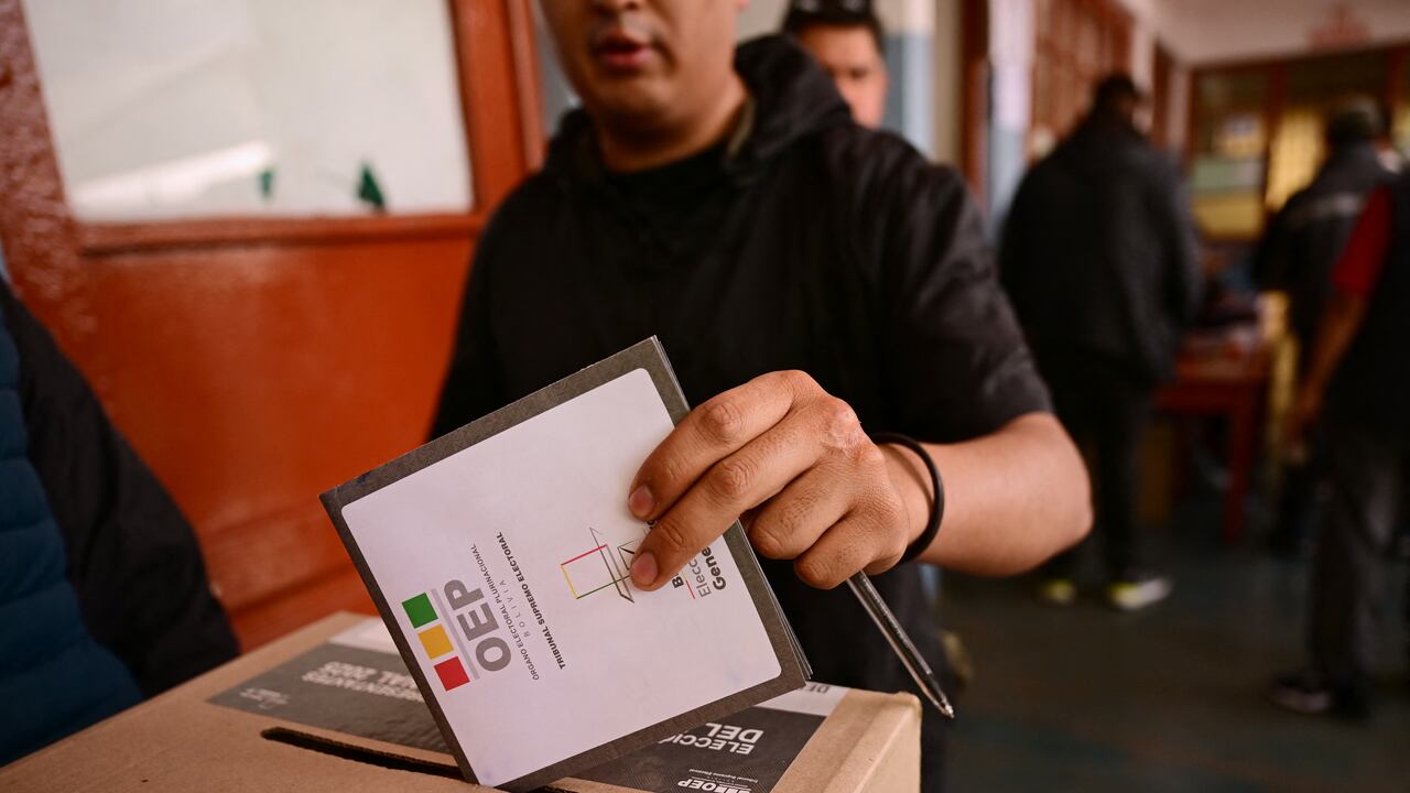 Los bolivianos acuden a las urnas el domingo para unas elecciones marcadas por una profunda crisis económica que ha visto a la izquierda colapsar y a la derecha aspirar a su primer intento de poder en 20 años.