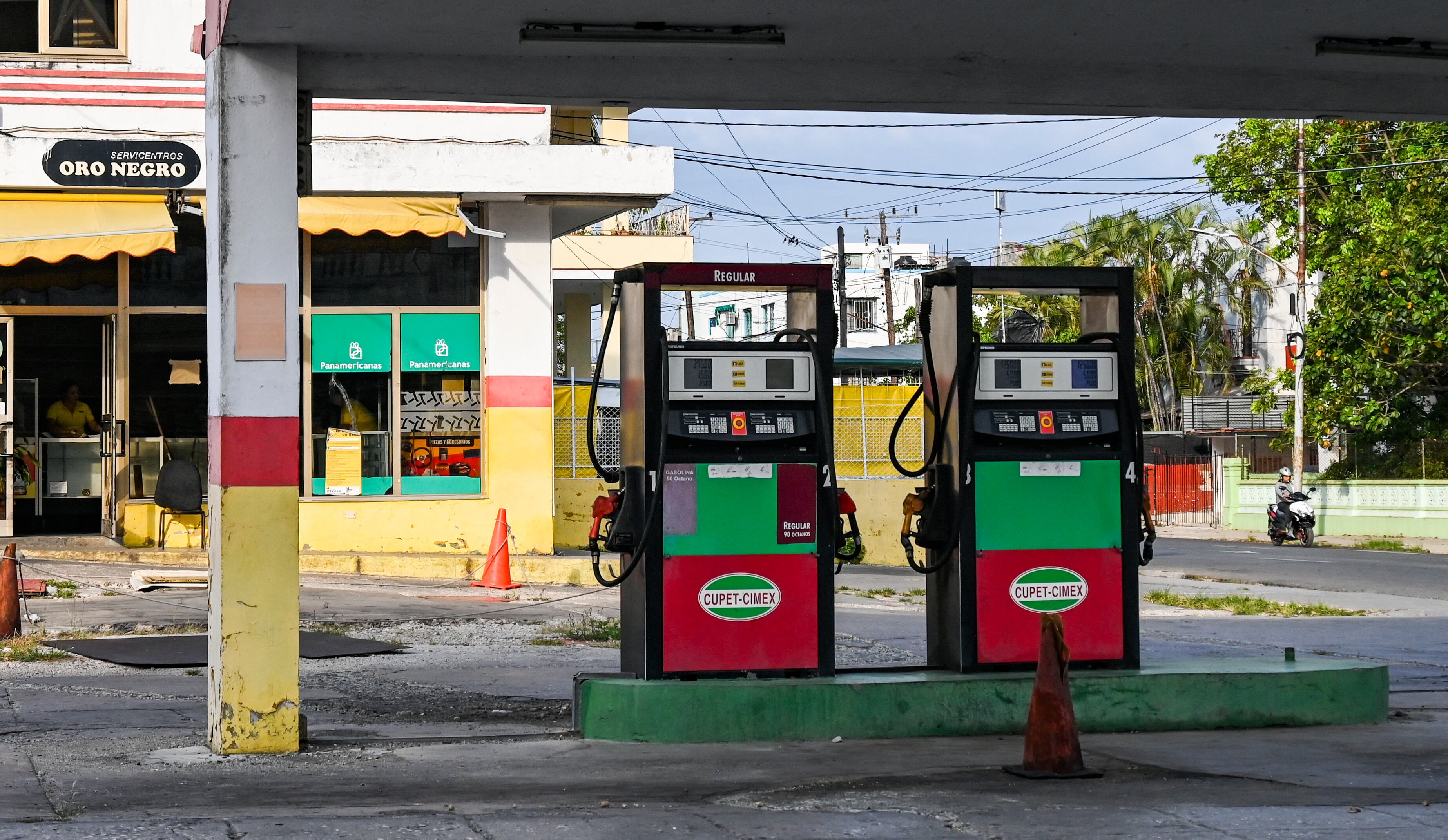 Vista de una gasolinera vacía en La Habana el 24 de abril de 2023. - "¡Esto es un infierno!" exclama Lázaro Díaz, un mensajero cubano de 59 años que hace cola desde hace un día con la esperanza de conseguir gasolina, en la crisis de escasez de combustible más larga que los habaneros dicen haber vivido en años. (Foto de YAMIL LAGE / AFP)