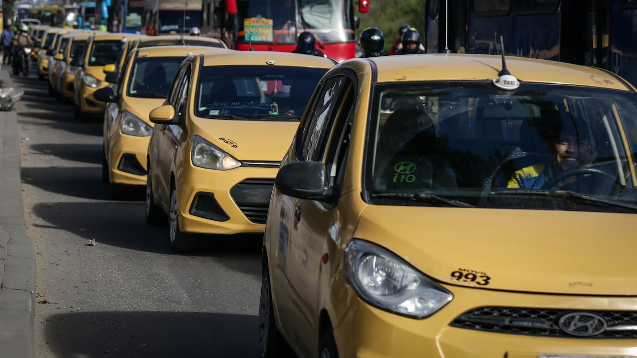 Bogotá. Julio 23 de 2024. Un grupo de taxistas realizan plan tortuga a la altura del portal sur con motivo del paro de taxistas que se realiza en diferentes puntos del país. (Colprensa - Catalina Olaya)