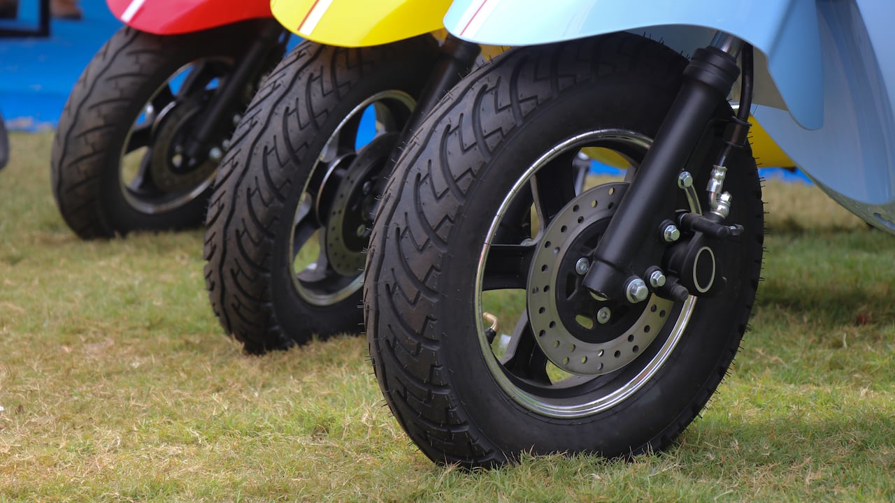 Aunque son una alternativa cada vez más popular por ahorro y movilidad, las motos eléctricas deben cumplir normas de tránsito vigentes.