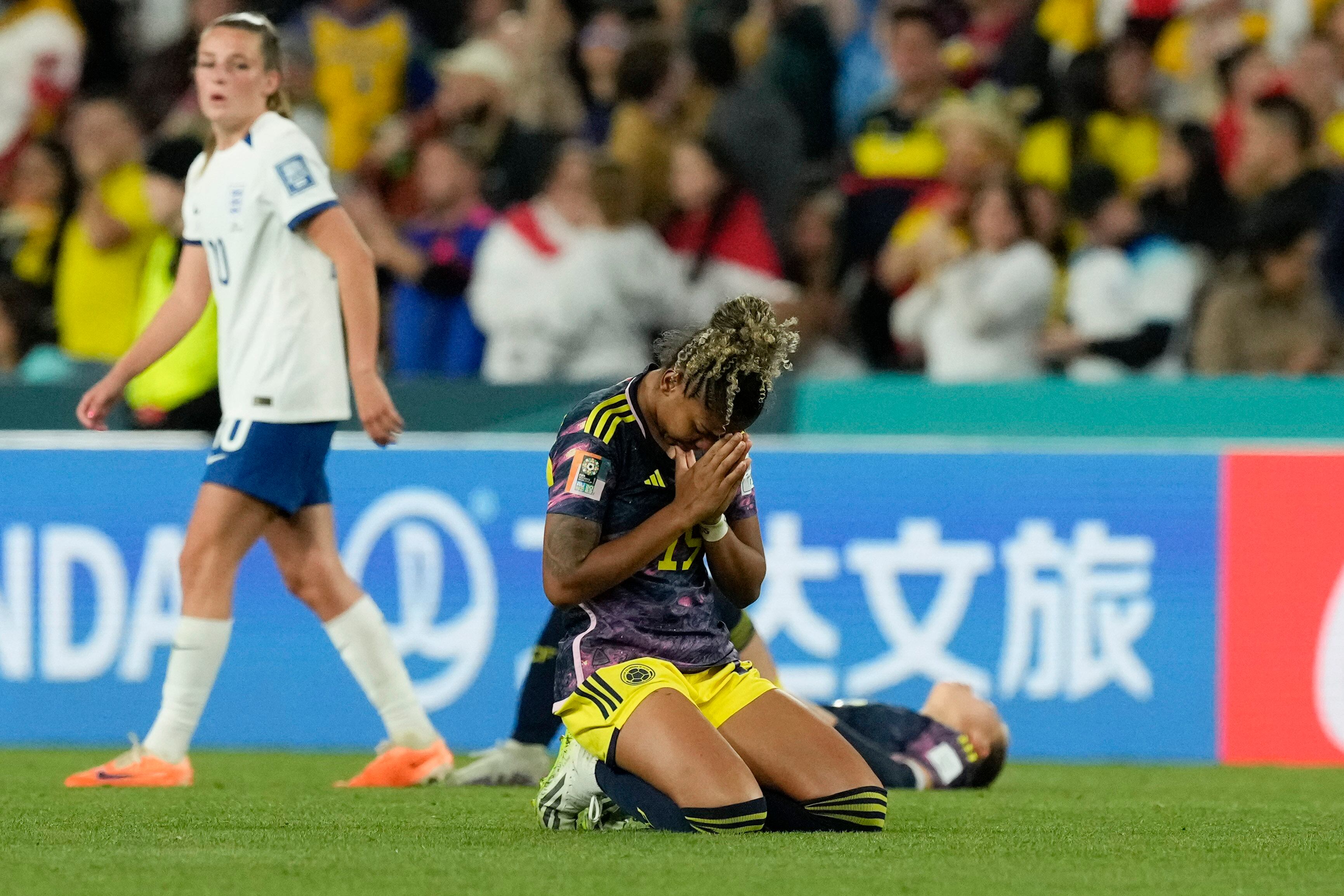 La colombiana Jorelyn Carabali se arrodilla después de perder el partido de fútbol de cuartos de final de la Copa Mundial Femenina entre Inglaterra y Colombia en el Estadio Australia en Sydney, Australia, el sábado 12 de agosto de 2023. (Foto AP/Mark Baker)
