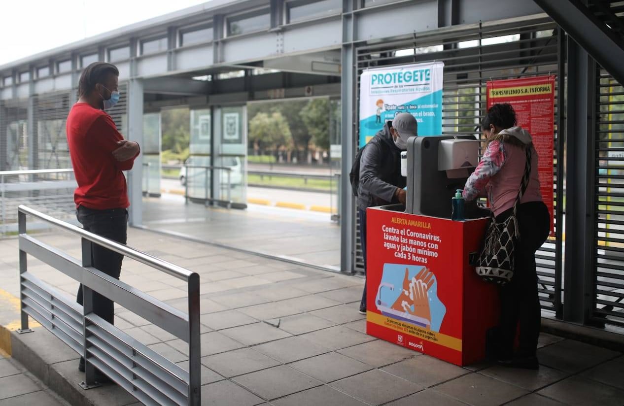 Las pocas personas que hicieron uso del Transmilenio siguieron las recomendaciones del correcto lavado de manos en los módulos que el Sistema dispuso en varias estaciones. Foto: Essteban Vega / Semana.