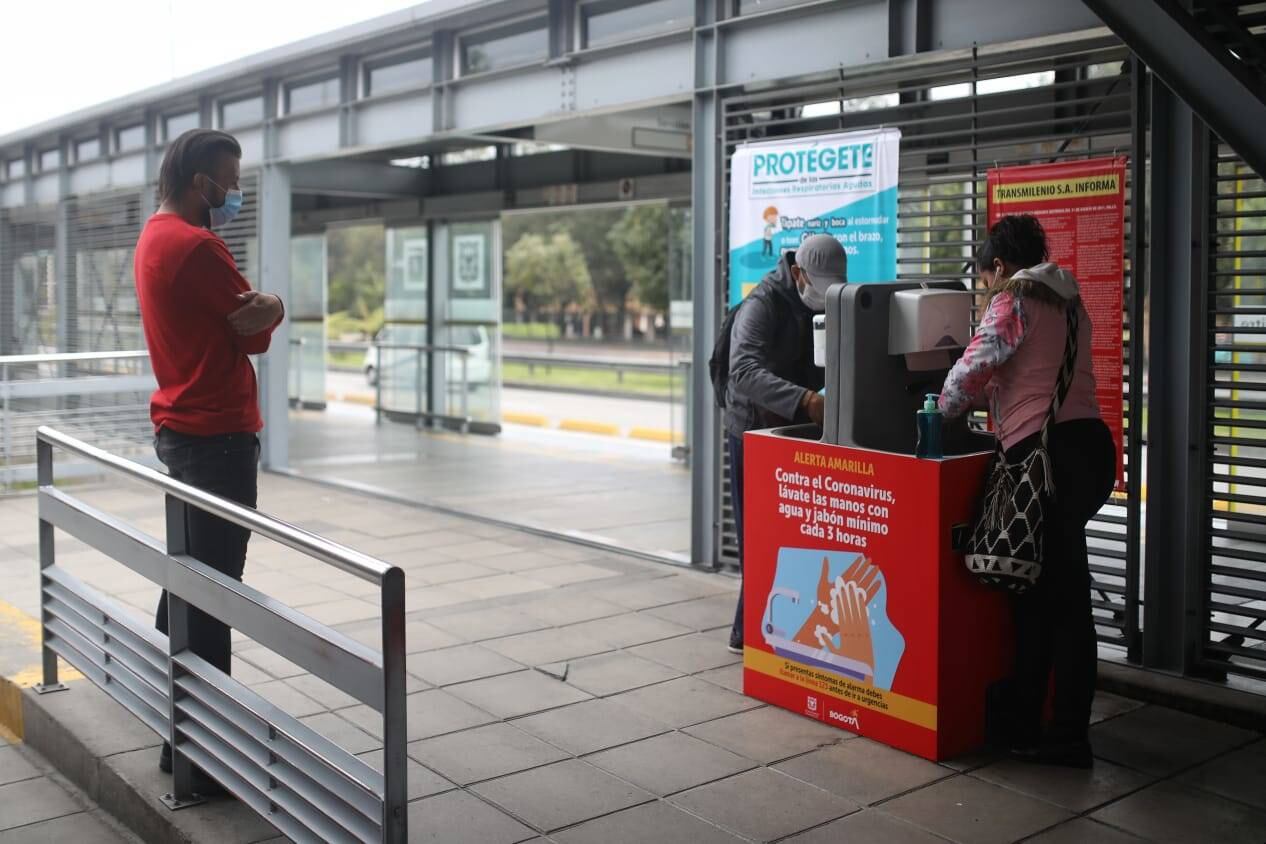 Las pocas personas que hicieron uso del Transmilenio siguieron las recomendaciones del correcto lavado de manos en los módulos que el Sistema dispuso en varias estaciones. Foto: Essteban Vega / Semana.