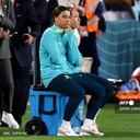 La delantera australiana #20 Sam Kerr (L) observa desde un costado después de ser descartada del partido de fútbol del Grupo B de la Copa Mundial Femenina 2023 de Australia y Nueva Zelanda entre Australia e Irlanda debido a una lesión en el Estadio Australia, también conocido como Estadio Olímpico, en Sydney el 20 de julio de 2023. (Foto de DAVID GRAY / AFP)