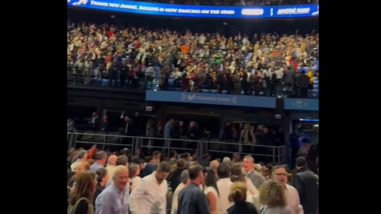 Al terminar el concierto del director de orquesta Andre Rieu el público repitió al unísono: "Fuera Petro". Foto: redes sociales.