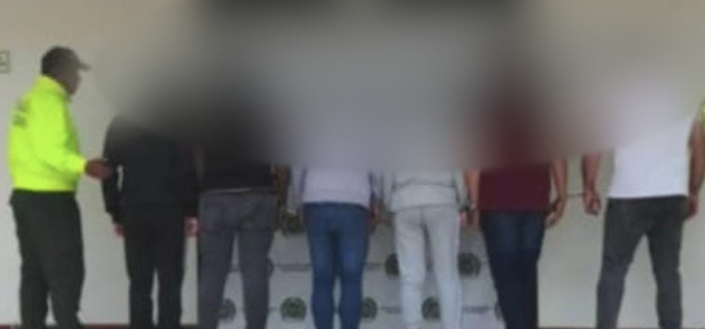 Los oficiales deben responder por una larga lista de delitos.