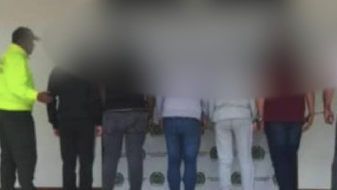 Los oficiales deben responder por una larga lista de delitos.