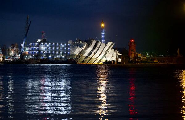 El Costa Concordia yace sobre un costado en la isla toscana de Giglio, Italia. (AP)