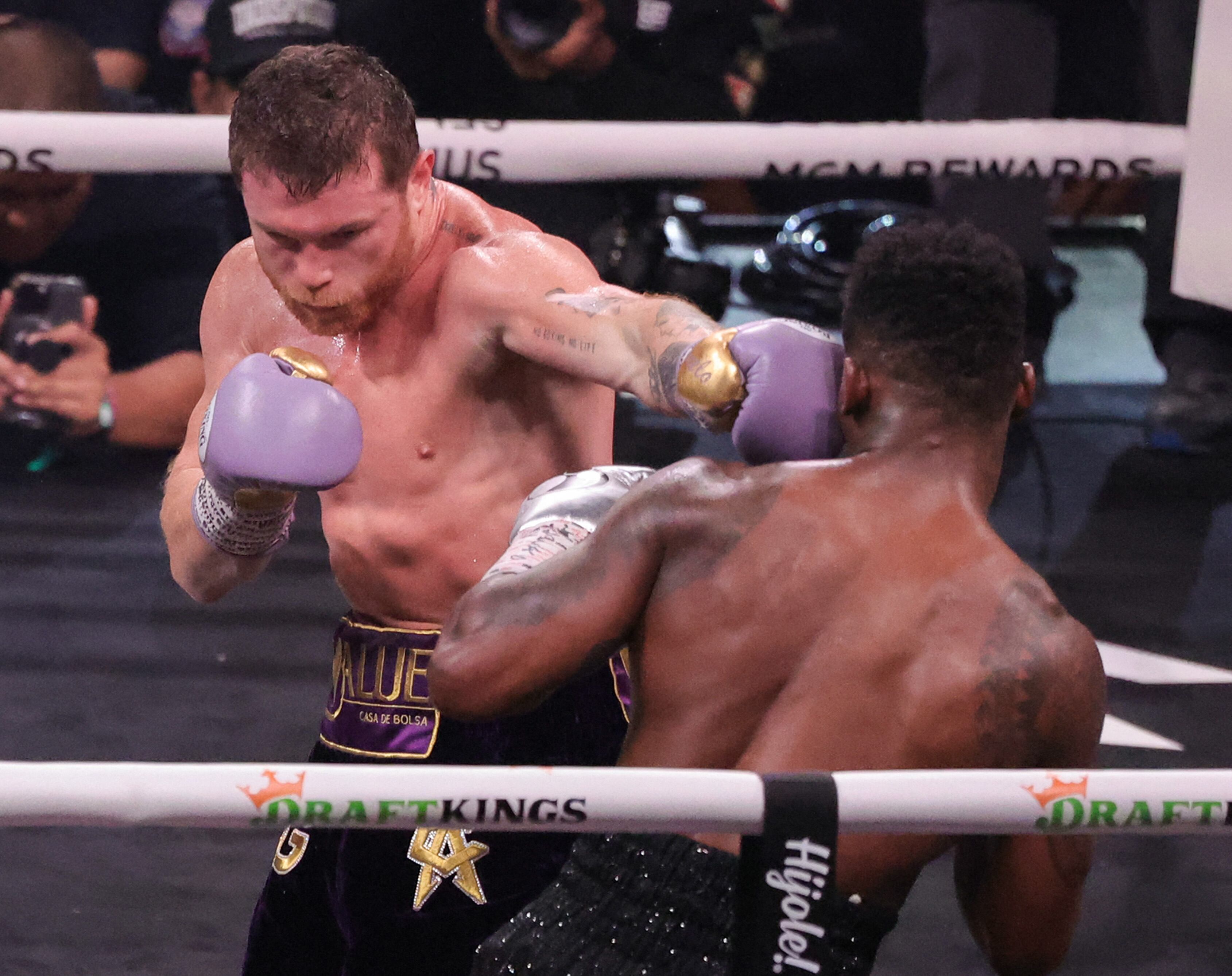 Saúl 'Canelo' Álvarez (I) lanza un izquierdazo a Jermell Charlo, en el quinto asalto de su pelea por el título de peso súper mediano, en el T-Mobile Arena en Las Vegas, Nevada.