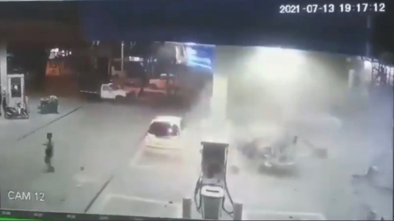 En video quedó registrada explosión de carro en estación de servicio en Cali