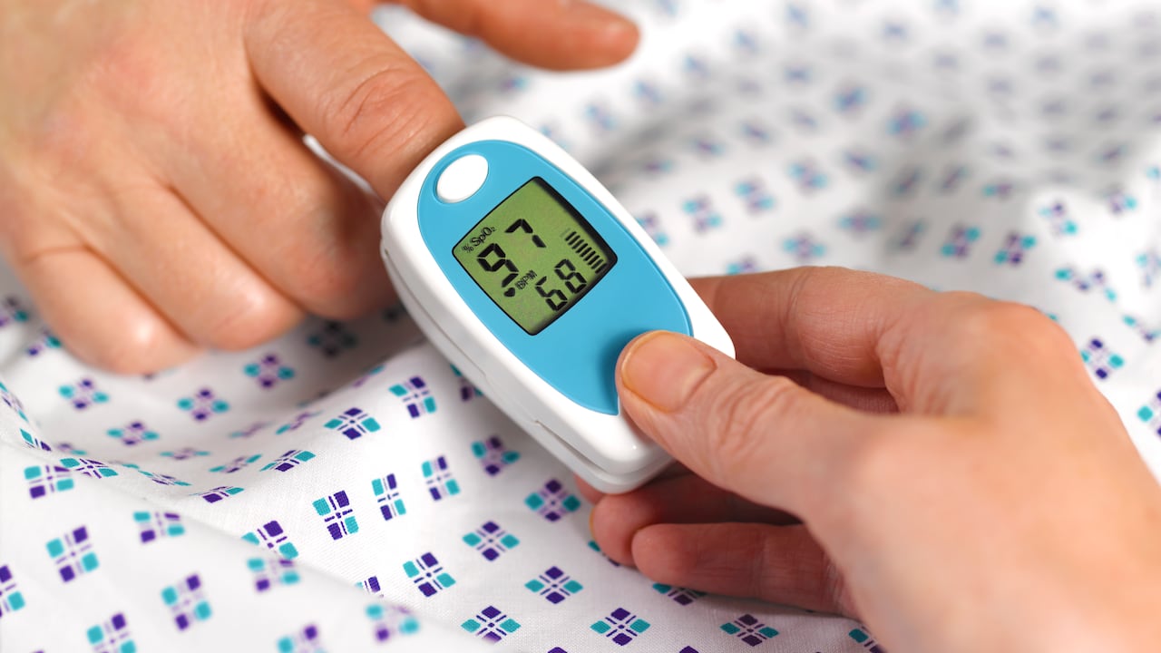 Cuando el nivel es demasiado bajo en comparación con el nivel promedio de una persona sana, puede ser una señal de una afección conocida como hipoxemia.