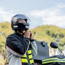 La Ley 2251 de 2022 establece que no se puede exigir que el casco de un motociclista contenga el número de la placa.