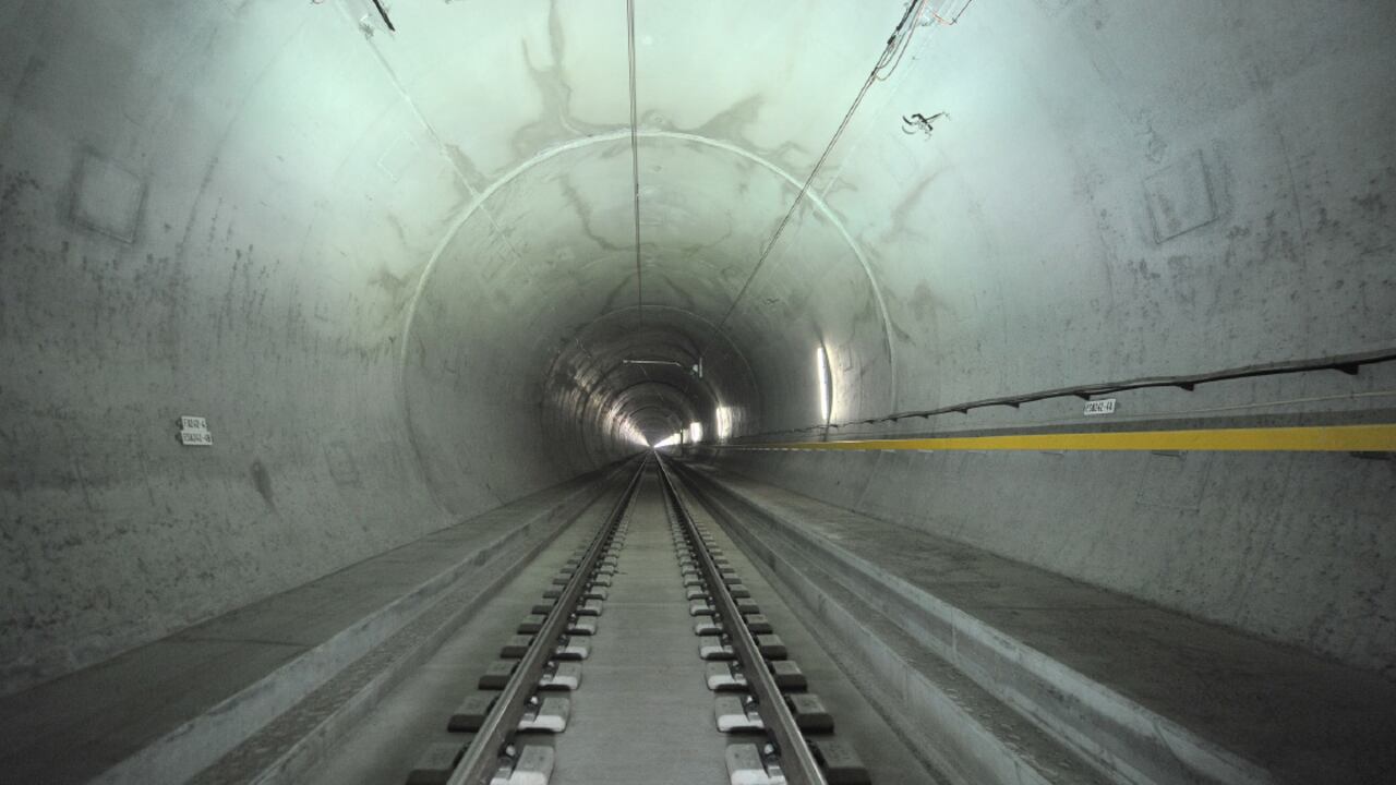 El proyecto son dos túneles separados -uno por cada sentido de circulación- que miden 57 kilómetros de longitud. Ambos están conectados entre sí cada 325 metros por túneles de servicio.